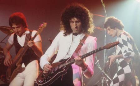 Brian May en una actuación con Queen